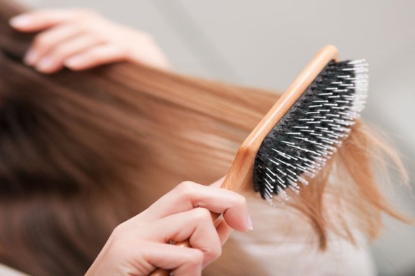 Θα πάθετε πλάκα! Με αυτό το απίστευτο μείγμα μπορείτε να καθαρίσετε τη βούρτσα των μαλλιών σας – Ομορφιά & Υγεία