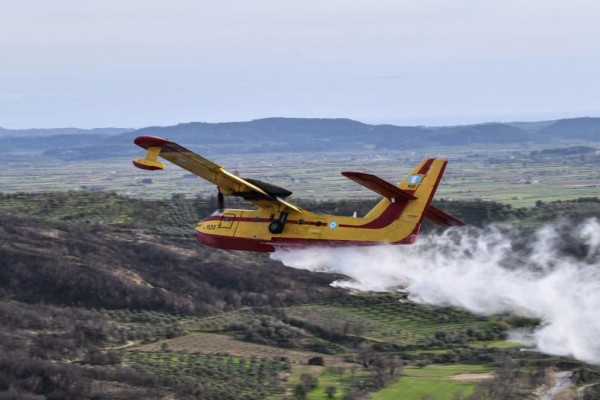Χαλκιδική: Μαίνεται η φωτιά στον Στανό – Καθηλώθηκαν τα αεροσκάφη