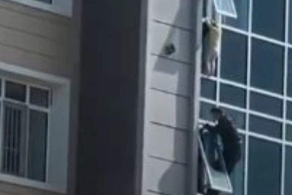 Συγκλονιστικό βίντεο: Εργάτης ήρωας σώζει 3xρονο παιδάκι που κρεμόταν από παράθυρο 30 μέτρων – Funny-Περίεργα