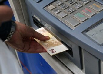 Μεγάλη «μαγκιά» από τις τράπεζες στα ΑΤΜ με τα βαμμένα χαρτονομίσματα – Βάζουν τέλος στους απατεώνες!