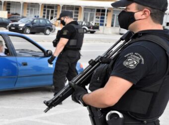 Θεσσαλονίκη: Φώναζε «βιάζουν τη γυναίκα μου» και πυροβολούσε – Η ετοιμόγεννη σύζυγός του και τα ναρκωτικά που εντοπίστηκαν στο σπίτι (video)