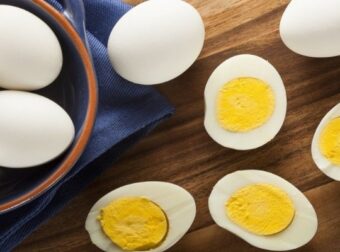 Παίρνει τα ασπράδια από τα αυγά και τα τοποθετεί στο πιάτο – Μόλις δείτε το λόγο, θα το κάνετε και εσείς (video)