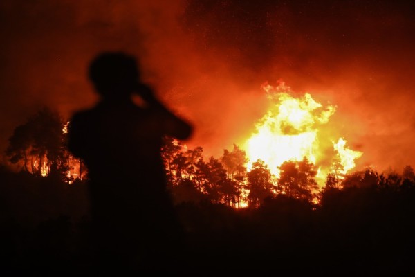 Κραυγή αγωνίας στο Ρέθυμνο: Καίει ανεξέλεγκτη η φωτιά – Τραυματισμός πυροσβέστη, θυελλώδεις άνεμοι και εκκενώσεις 6 οικισμών (video)