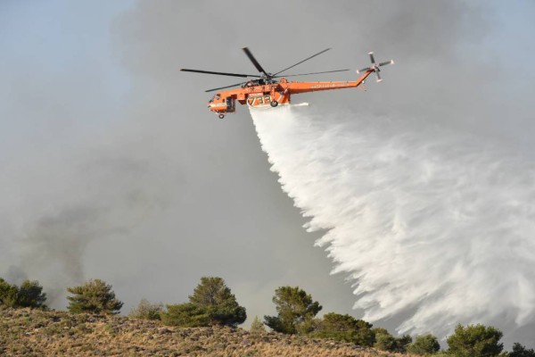 Φωτιά στα Μέγαρα: Αναγκαστική προσγείωση για ελικόπτερο που συμμετείχε στη μάχη της κατάσβεσης