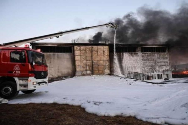 Φωτιά στον Ασπρόπυργο: Απόκοσμες εικόνες από το εργοστάσιο που ξέσπασε η πυρκαγιά (φωτο)