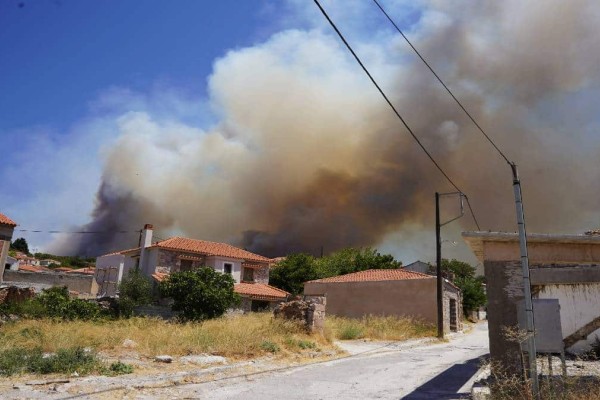 Φωτιά στη Λέσβο: Μεγάλη αναζωπύρωση, εκκενώνεται ξανά η Βρίσα