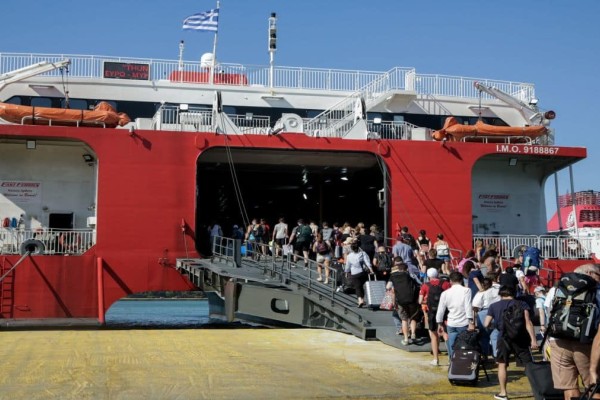 Το αδιαχώρητο στο Λιμάνι του Πειραιά – Κορυφώνεται η έξοδος των αδειούχων