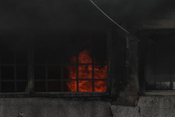 Φωτιά σε εργοστάσιο στον Πειραιά: Καίγονται παλέτες και σκουπίδια