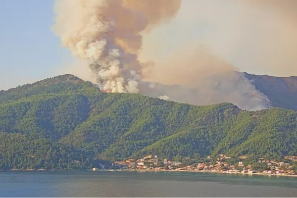 Φωτιά στη Θάσο: Εκτός ελέγχου η πυρκαγιά στη Σκάλα Ποταμιάς – Μήνυμα 112 για προληπτική εκκένωση του οικισμού Κοίνυρα (Video)