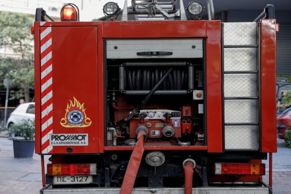 Φωτιά στα Οινόφυτα – Καθυστερήσεις σε δρομολόγια αμαξοστοιχιών της Hellenic Train