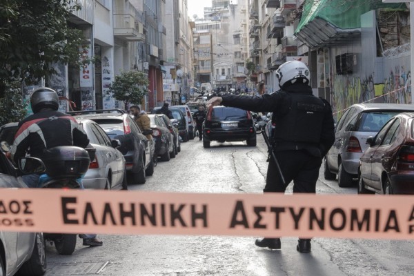 Αποτροπιασμός για ακόμη μία φορά στο κέντρο της Αθήνας: Άνδρας σε αμόκ έγδυσε γυναίκα, προσπάθησε να τη βιάσει και να την πετάξει από μπαλκόνι
