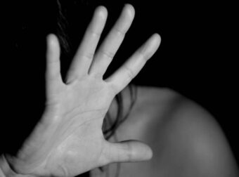 Φpίκη στην Κpήτη: «Είναι φαντασιόπληκτη» λέει η μητέρα της 13χρονης ποu καταγγέλλει τον πατριό της για βιασμό (video)
