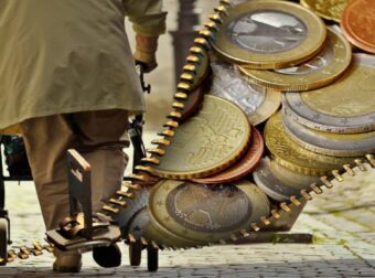 «Επίδομα» και στους συνταξιούχους: Μπόνους 222 ευρώ τον μήνα στα ΑΤΜ – Οι δικαιούχοι