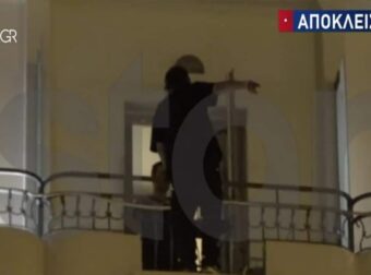 Θρίλερ στο κέντρο της Αθήνας: Νεαρός απειλούσε να πέσει από μπαλκόνι ξενοδοχείου – Κινηματογραφική επιχείρηση της ΕΛ.ΑΣ. για τη διάσωσή του