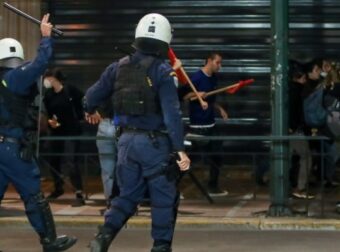 Ένταση σε διαδήλωση στο κέντρο της Αθήνας – Επεισόδια με αστυνομικούς (Video)