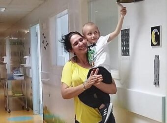 Μικpός ήρωας: Ο Νικόλας κέρδισε τον καρκίνο και χτύπησε δuνατά το καμπανάκι της νίκης