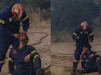 Οι πραγματικοί ήρωες: Ρίγη συγκίνησης – Πυροσβέστης βοηθά συνάδελφό του μέσα στις φλόγες της Πάρνηθας