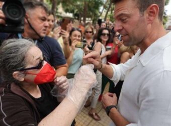 Η Ελένη Λουκά με μάσκα και γάντια… την έπεσε στον Κασσελάκη – Η απίστευτη αντίδρασή του