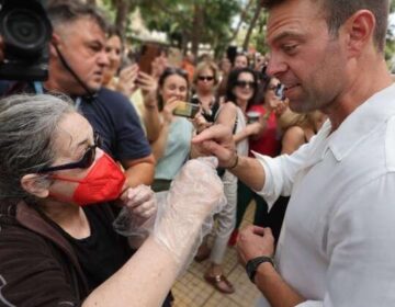 Η Ελένη Λουκά με μάσκα και γάντια… την έπεσε στον Κασσελάκη – Η απίστευτη αντίδρασή του
