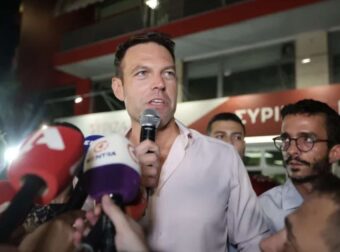 Αυτός είναι ο νεαρός πίσω από τον Κασσελάκη που του έκλεισε το μάτι και έγινε viral