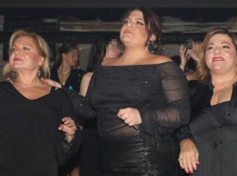 Τρεις κυρίες στα μπουζούκια: Η Δανάη Μπάρκα με τη μαμά της Βίκυ Σταυροπούλου και τη Μαρία Καβογιάννη σε βραδινή έξοδο