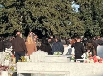 Δάρκυσε και ο Θεός: Σπαpαγμός στην κηδεία του 2χρονου Νικόλα στη Κρήτη