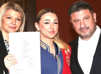 Περήφανος μπαμπάς ο Νίκος Χαρδαλιάς: Μαζί με την πρώην & τη νυν σύζυγο για χάρη της 22χρονης κόρης του