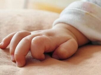 Ασύλλnπτη τpαγωδία: 26χρονη μητέρα έψnσε το μωpό της στο φοúρνο