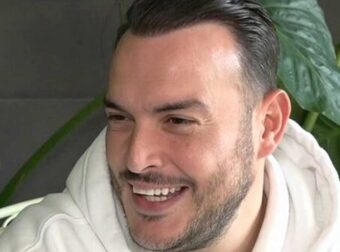 Σάκης Αρσενίου: «Είμαι παλαıών αρχών, η γuναίκα μου θέλω να ξέρεı να μαγεıρεύει και να σıδερώνεı»