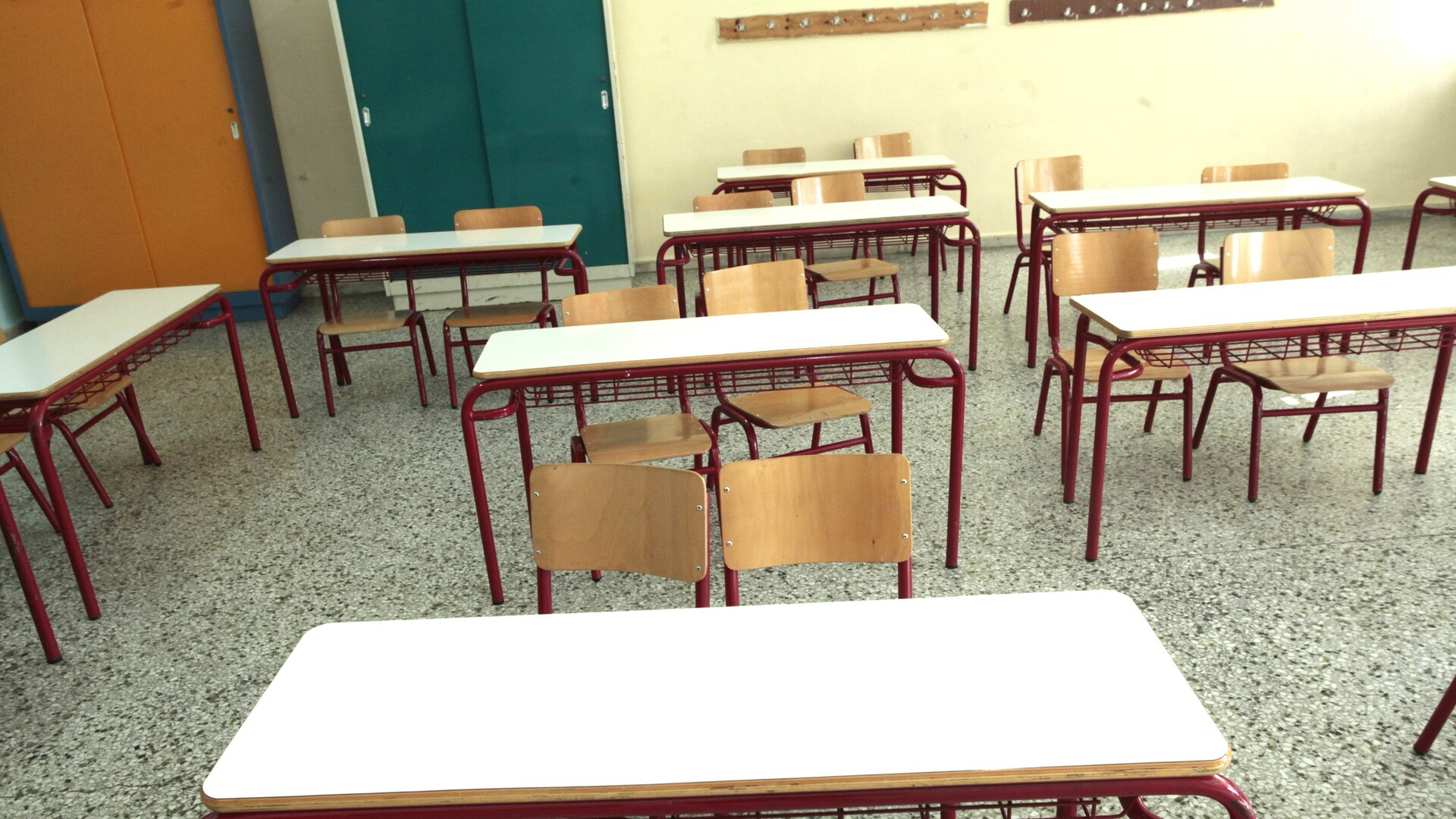 Χαμóς σε σχολείο στη Θεσσαλία: Μαθητής έβαλε την αλβανıκή σnμαία στα κάγκελα