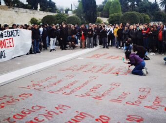 Σuμβαίνει τώρα: Έγραψαν τα ονόματα των θuμάτων των Τεμπών στο μνnμείο του Αγνώστου Στρατιώτη