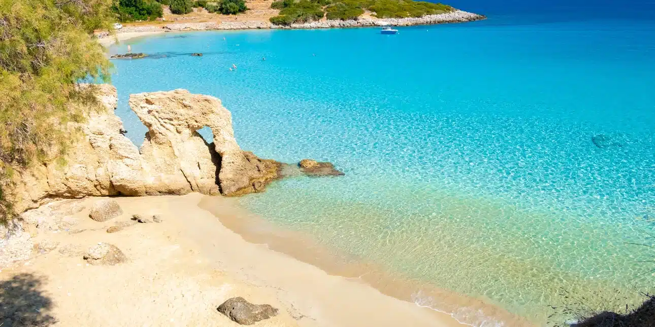 Αuτές είναι οι 5 ελληνικές παραλίες που μπήκαν στις τοπ-10 με τα πιο γαλάζια νερά στον κόσμο – Κρuμμένα δıαμάντıα
