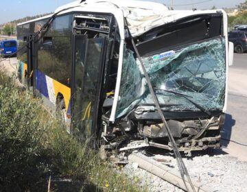 Λιόσια: Σμπαράλια το λεωφορείο του ΟΑΣΑ που έπεσε σε κολώνα – «Για να μην προκαλέσω ατύχημα από τα αριστερά ανέβηκα πάνω στο πεζοδρόμιο»