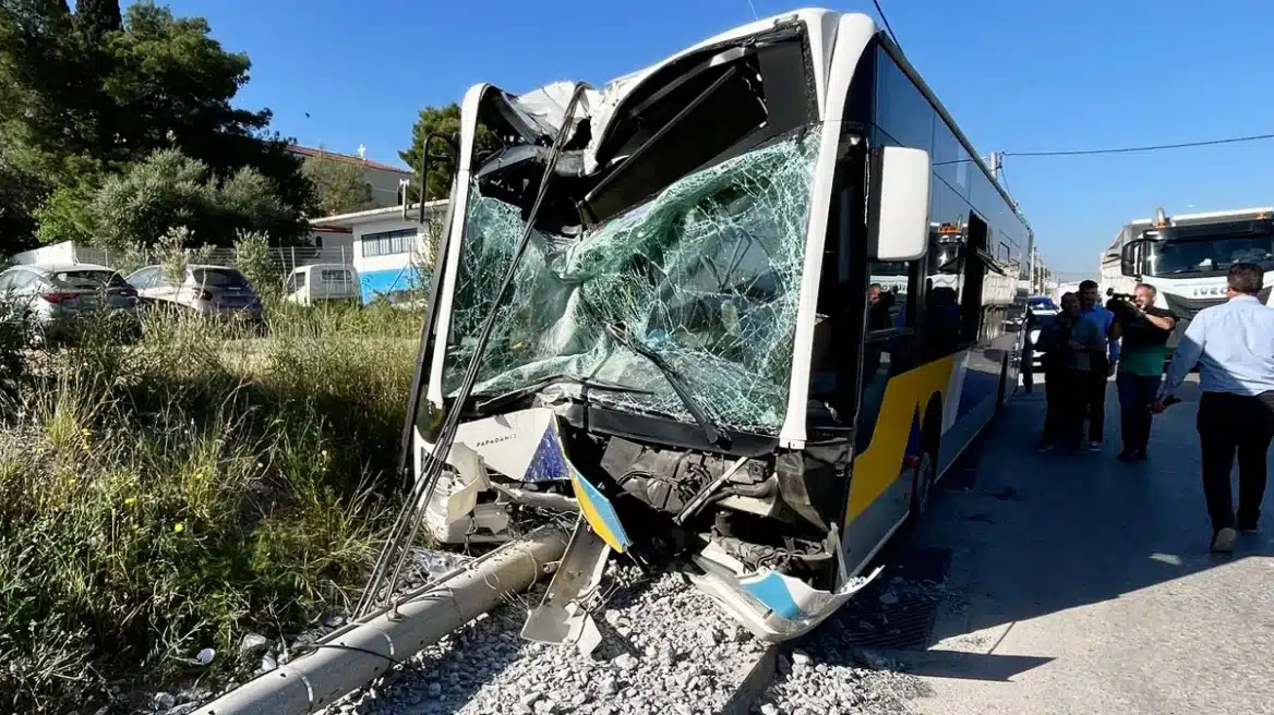 Λεωφορείο του ΟΑΣΑ έπεσε σε κολώνα στα Λιόσια – Πέντε τραυματίες
