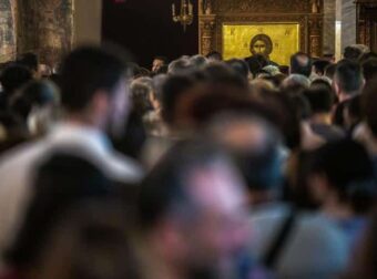 Έρευνα: Οκτώ στους δέκα Έλληνες δηλώνουν ότι πιστεύουν στον Θεό – Σταθερά στις βαθύτερες αξίες η θρησκευτικότητα