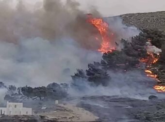 Μεγάλη φωτιά στην Πάρο – Απομακρύνονται οι κάτοικοι