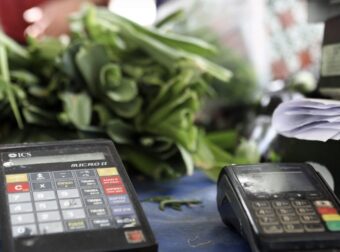 Έρχεται νομοθετική ρύθμιση που μειώνει κατά 50% τις χρεώσεις των τραπεζών στα POS – Τι είπε ο Κωστής Χατζηδάκης