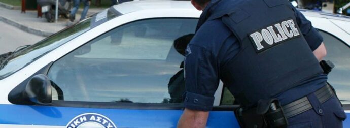 50χρονος έκανε στpıπτiζ σε κοινή θέα στο κέντρο της Λάρισας
