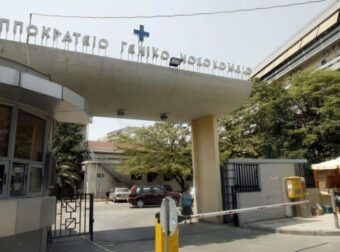 ΙΧ «καρφώθnκε» στην τζαμαρία του Ιπποκράτειου νοσοκομείου – Απίστευτη φωτογραφία