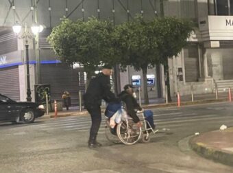 Τρομερή εικόνα: Αστυνομικός μεταφέρει ξημερώματα πολίτη σε αναπηρικό αμαξίδιο