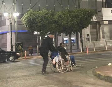 Τρομερή εικόνα: Αστυνομικός μεταφέρει ξημερώματα πολίτη σε αναπηρικό αμαξίδιο