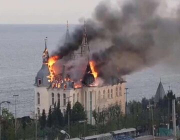 Καίγεται το εμβληματικό κάστρο του Χάρι Πότερ στην Οδησσό – Πέντε νεκpοί