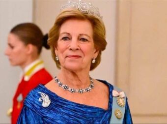 «Η πιο μεγάλη φιλάνθρωπος»: Η Άννα Μαρία εμφανίστηκε στο παλάτι με ροζ απαλό φόρεμα και βασιλικές πέρλες όπως της αρμόζει