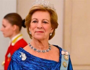 «Η πιο μεγάλη φιλάνθρωπος»: Η Άννα Μαρία εμφανίστηκε στο παλάτι με ροζ απαλό φόρεμα και βασιλικές πέρλες όπως της αρμόζει