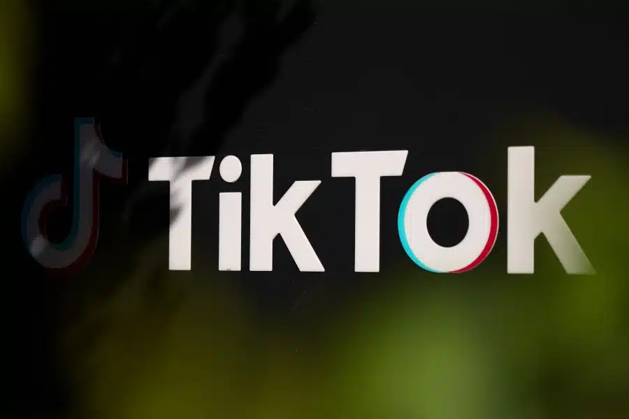 «Βóμβα» με το TikTok – H Ευρώπη έτοιμη να το απαγορεύσει σε όλες τις χώρες