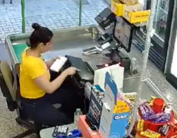 Σοκαριστικό βίντεο: Η στιγμή που ληστής προσπαθεί να πνiξεı γυναίκα σε σούπερ μάρκετ