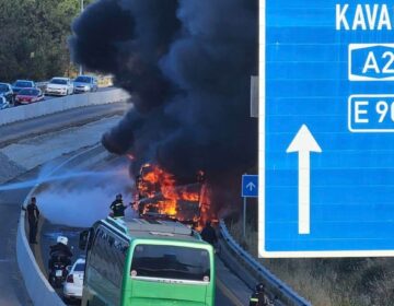 Θεσσαλονίκη: Λεωφορείο του ΟΑΣΘ άρπαξε φωτιά στον Περιφερειακό