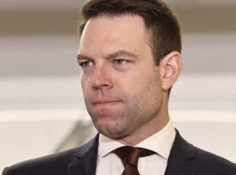 Σάλος με την επίθεση σε βίντεο στον Κασσελάκη επειδή είναι ομοφυλόφιλος