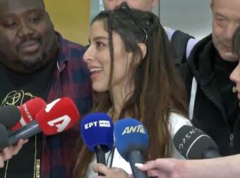 Eurovision: Χαμογελαστή και ευδιάθετη επέστρεψε στην Αθήνα η Μαρίνα Σάττι – Πώς σχολίασε την εμφάνισή της
