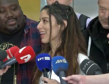 Eurovision: Χαμογελαστή και ευδιάθετη επέστρεψε στην Αθήνα η Μαρίνα Σάττι – Πώς σχολίασε την εμφάνισή της